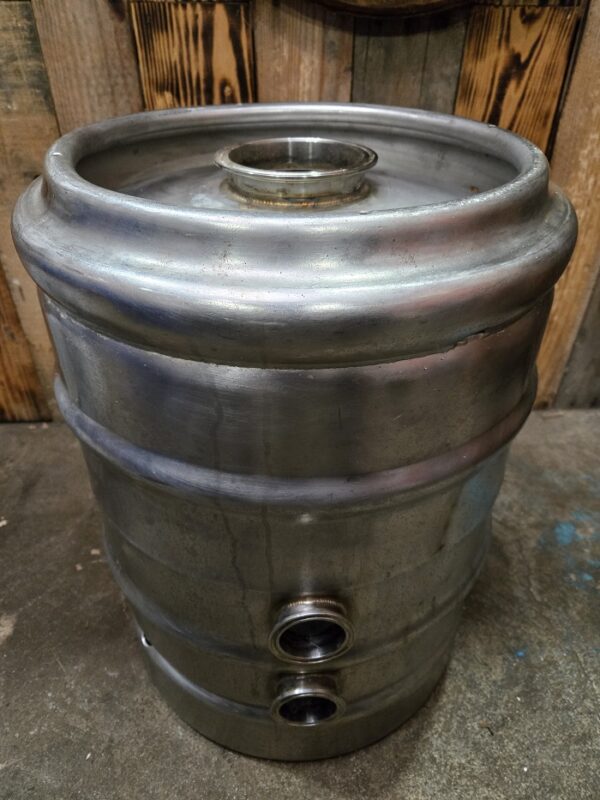 Welded and inverted keg for distilling.