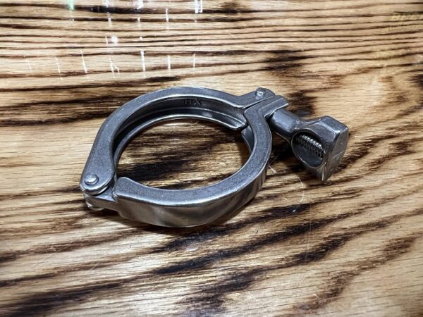 Stainless steel single pin tri-clamp.